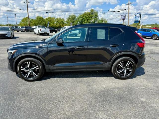 2023 Volvo XC40 B5 Plus Dark Theme