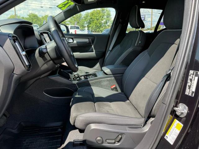 2023 Volvo XC40 B5 Plus Dark Theme