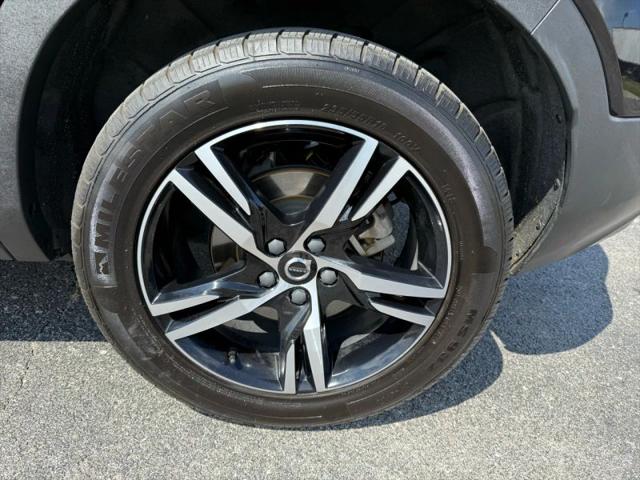 2023 Volvo XC40 B5 Plus Dark Theme