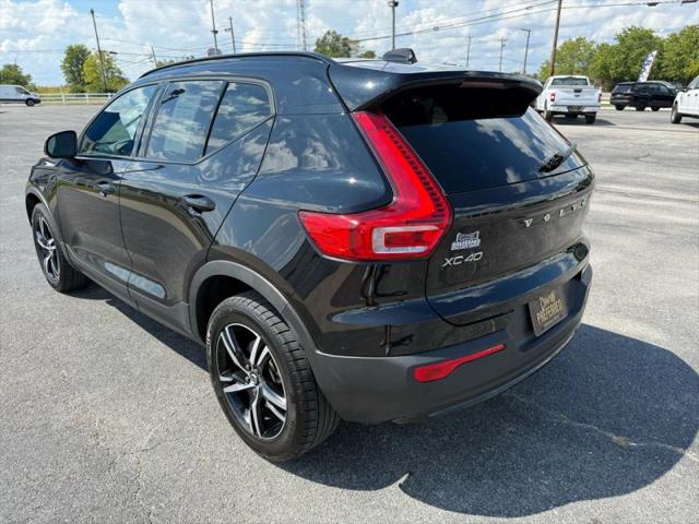 2023 Volvo XC40 B5 Plus Dark Theme