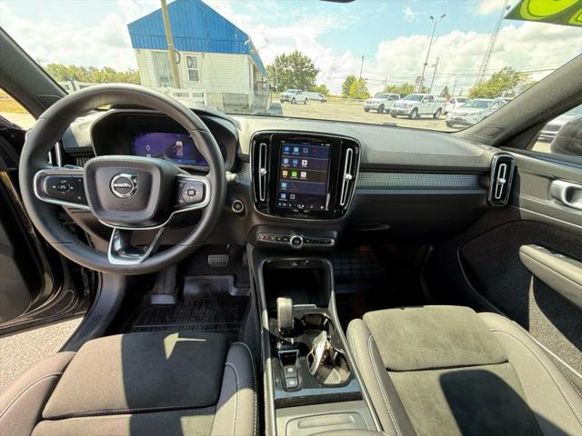 2023 Volvo XC40 B5 Plus Dark Theme
