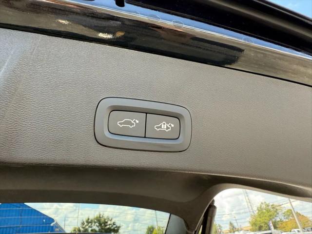 2023 Volvo XC40 B5 Plus Dark Theme
