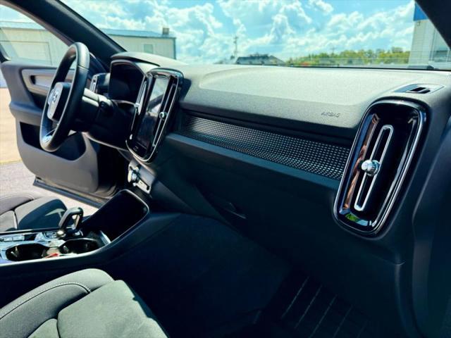 2023 Volvo XC40 B5 Plus Dark Theme