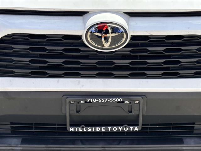 2022 Toyota RAV4 XLE [3]