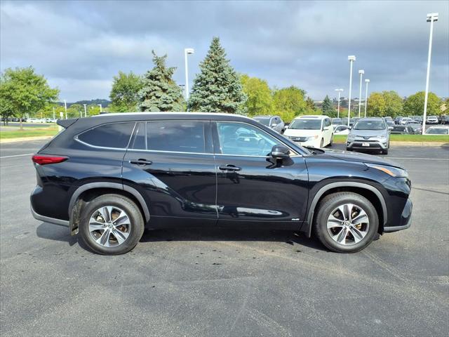 Used 2022 Toyota Highlander XLE with VIN 5TDGBRCH5NS540382 for sale in Burnsville, Minnesota