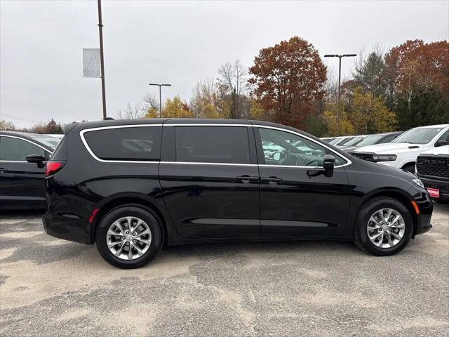2026 Chrysler Pacifica Select AWD