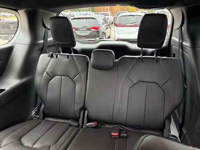 2026 Chrysler Pacifica Select AWD