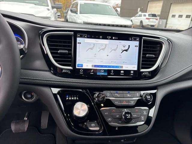 2026 Chrysler Pacifica Select AWD