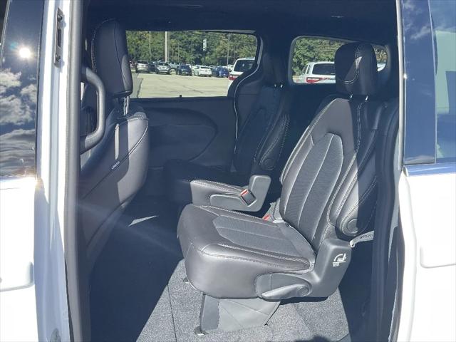 2026 Chrysler Pacifica Select AWD