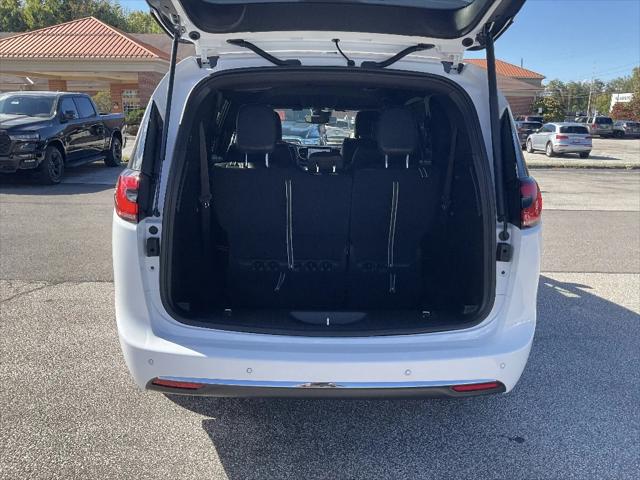 2026 Chrysler Pacifica Select AWD
