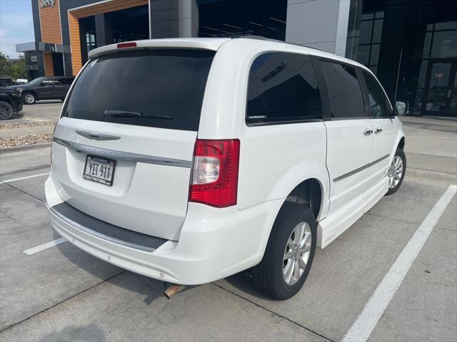 2016 Chrysler Town and Country Limited Platinum