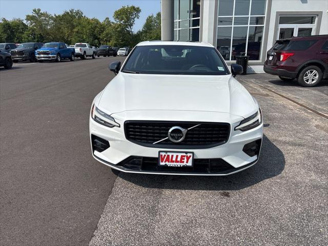 2022 Volvo S60 B5 R-Design