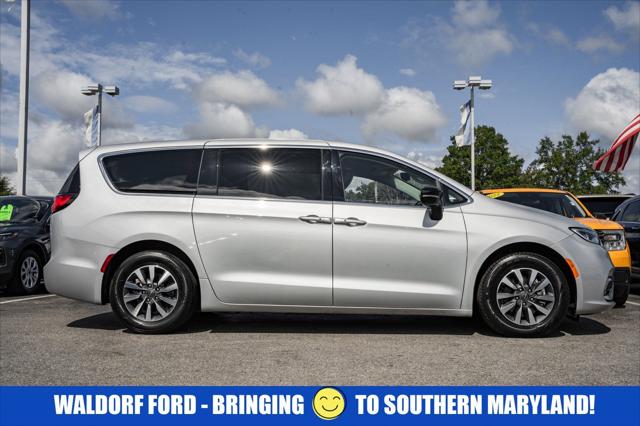 2024 Chrysler Pacifica Hybrid Select