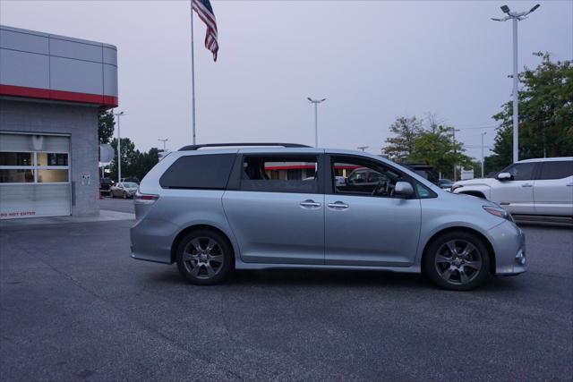 2017 Toyota Sienna SE 8 Passenger