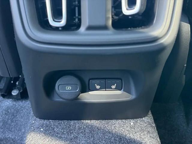 2026 Volvo XC40 Plus, B5 AWD Gas (mild hybrid), Dark