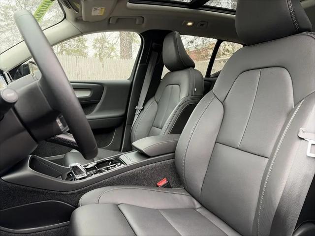 2026 Volvo XC40 Plus, B5 AWD Gas (mild hybrid), Dark