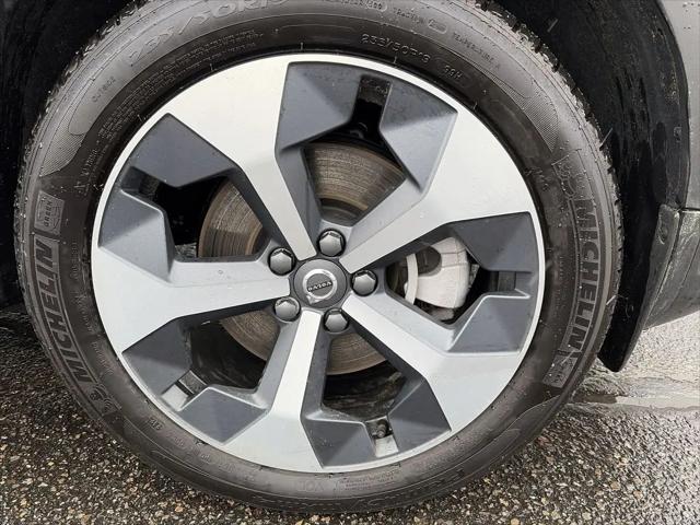 2026 Volvo XC40 Plus, B5 AWD Gas (mild hybrid), Dark