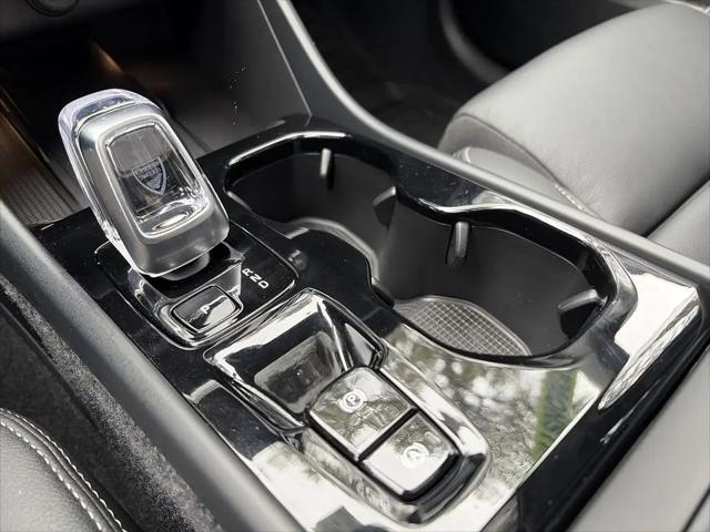 2026 Volvo XC40 Plus, B5 AWD Gas (mild hybrid), Dark