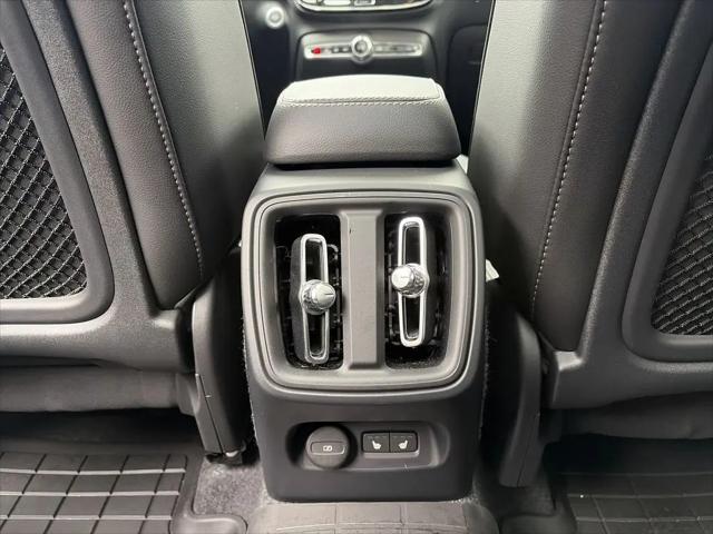 2026 Volvo XC40 Plus, B5 AWD Gas (mild hybrid), Dark