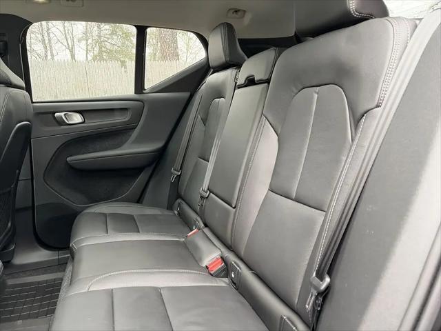 2026 Volvo XC40 Plus, B5 AWD Gas (mild hybrid), Dark