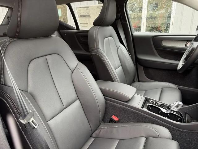 2026 Volvo XC40 Plus, B5 AWD Gas (mild hybrid), Dark