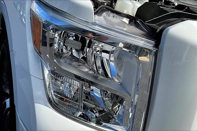 2023 Nissan Titan Crew Cab SV 4x2