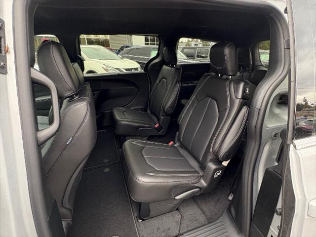 2026 Chrysler Pacifica Select AWD