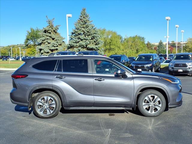Used 2022 Toyota Highlander XLE with VIN 5TDGZRBH5NS181645 for sale in Burnsville, Minnesota