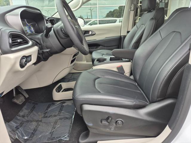 2024 Chrysler Pacifica Hybrid Select