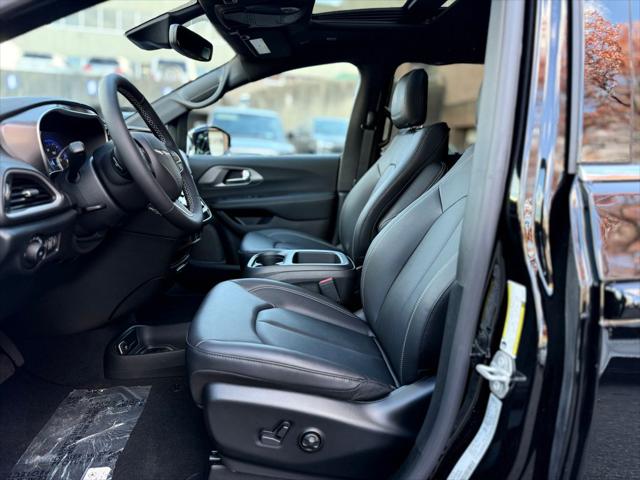 2026 Chrysler Pacifica Select AWD