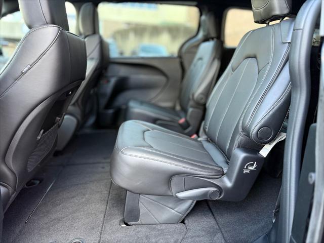 2026 Chrysler Pacifica Select AWD