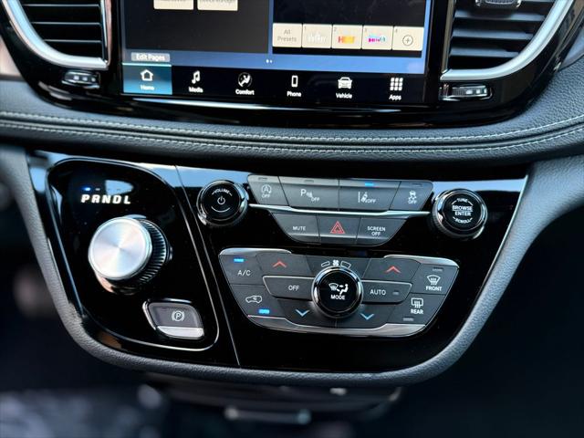 2026 Chrysler Pacifica Select AWD