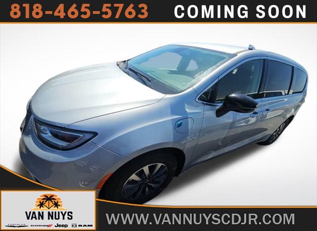 2024 Chrysler Pacifica Hybrid Select