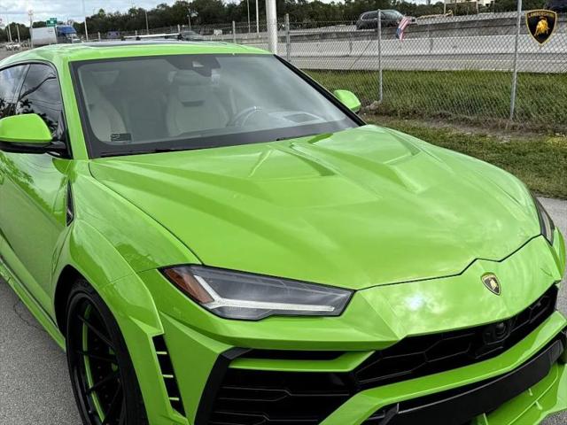 2022 Lamborghini Urus Pearl Capsule