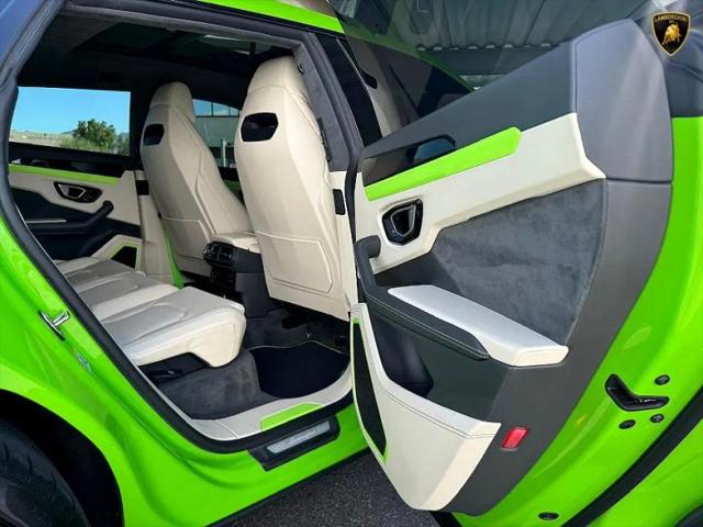 2022 Lamborghini Urus Pearl Capsule
