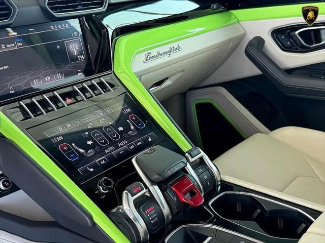 2022 Lamborghini Urus Pearl Capsule