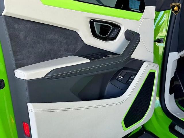 2022 Lamborghini Urus Pearl Capsule