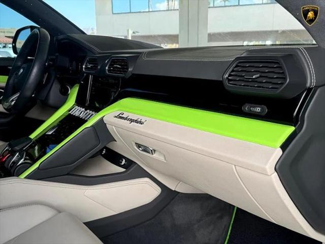 2022 Lamborghini Urus Pearl Capsule