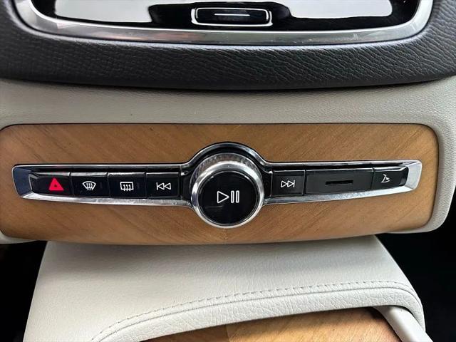2021 Volvo XC90 T6 Momentum 7 Passenger