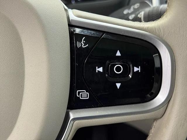 2021 Volvo XC90 T6 Momentum 7 Passenger