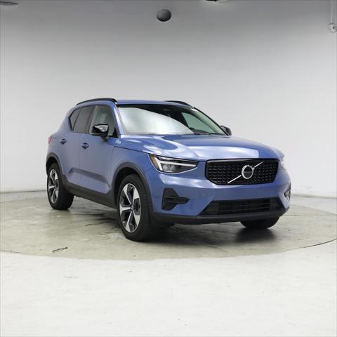 2024 Volvo XC40 B5 Core Dark Theme