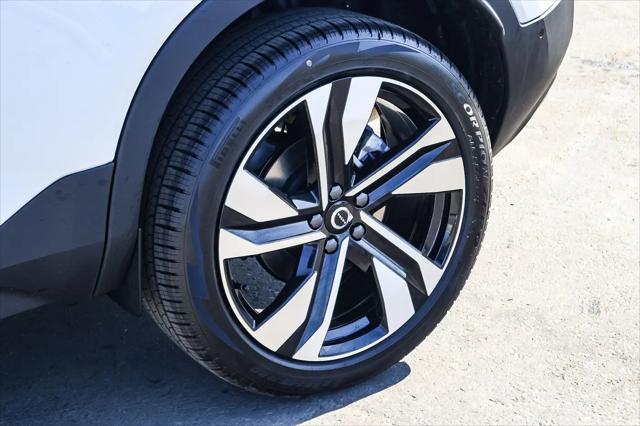 2026 Volvo XC40 Ultra, B5 AWD Gas (mild hybrid), Dark