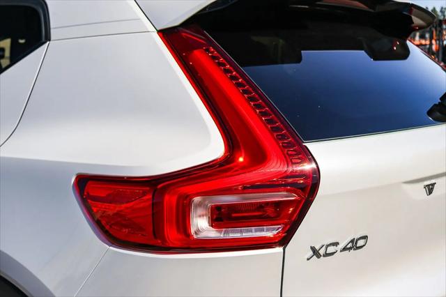 2026 Volvo XC40 Ultra, B5 AWD Gas (mild hybrid), Dark