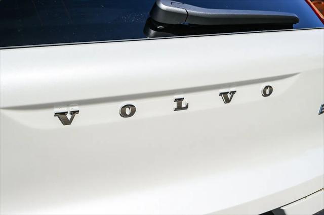2026 Volvo XC40 Ultra, B5 AWD Gas (mild hybrid), Dark