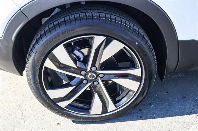 2026 Volvo XC40 Ultra, B5 AWD Gas (mild hybrid), Dark