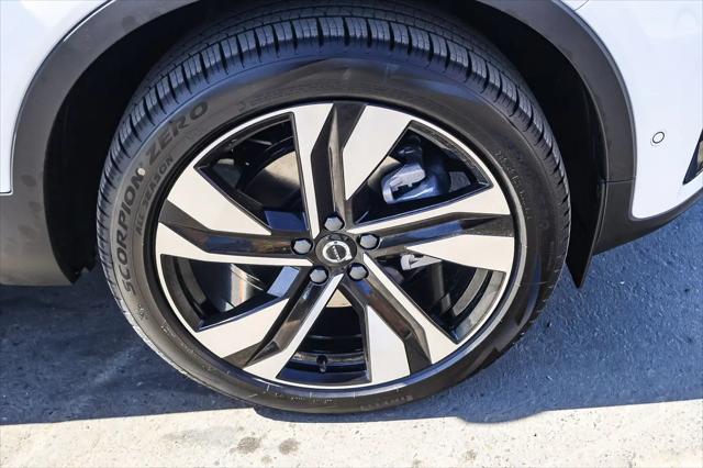 2026 Volvo XC40 Ultra, B5 AWD Gas (mild hybrid), Dark