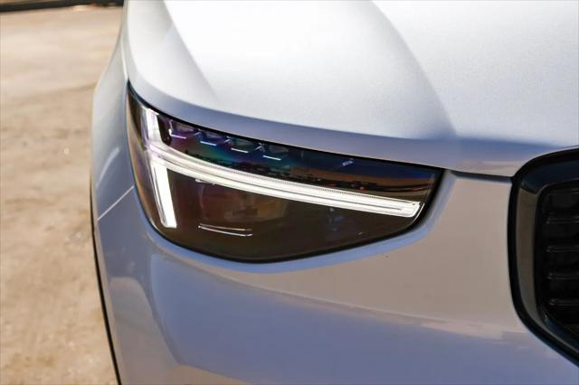 2026 Volvo XC40 Ultra, B5 AWD Gas (mild hybrid), Dark