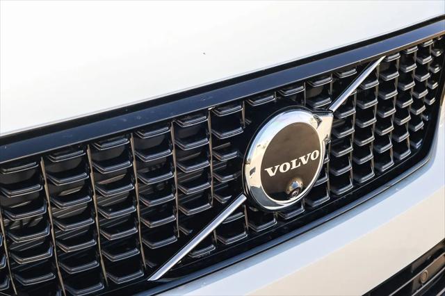 2026 Volvo XC40 Ultra, B5 AWD Gas (mild hybrid), Dark