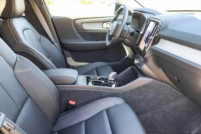 2026 Volvo XC40 Ultra, B5 AWD Gas (mild hybrid), Dark