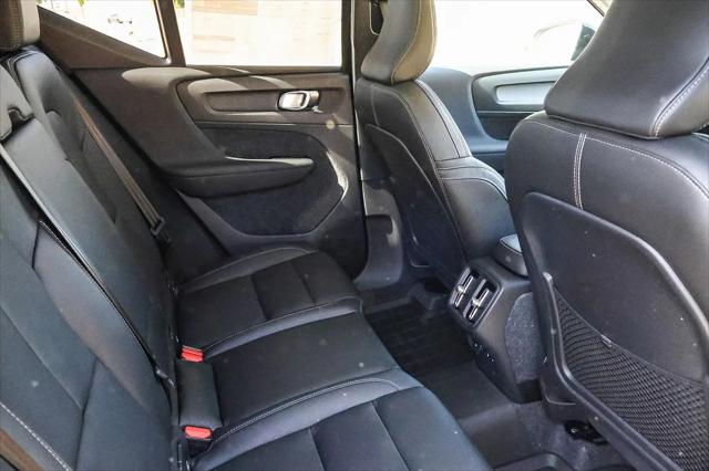 2026 Volvo XC40 Ultra, B5 AWD Gas (mild hybrid), Dark